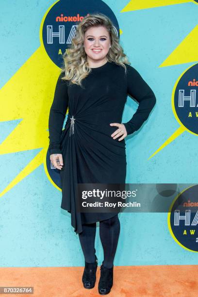 Kelly Clarkson attends the 2017 Nickelodeon Halo Awards at Pier 36 on November 4, 2017 in New York City.