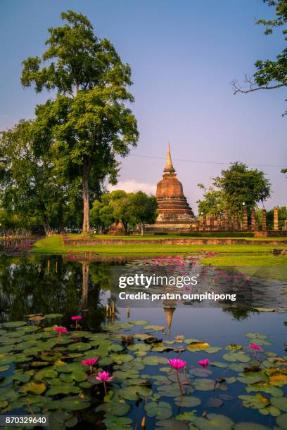 pagoda of sukhothai - loi krathong - fotografias e filmes do acervo