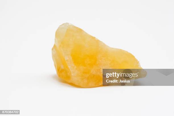 rock mineral macro photo with white background - calcita roca metamórfica fotografías e imágenes de stock