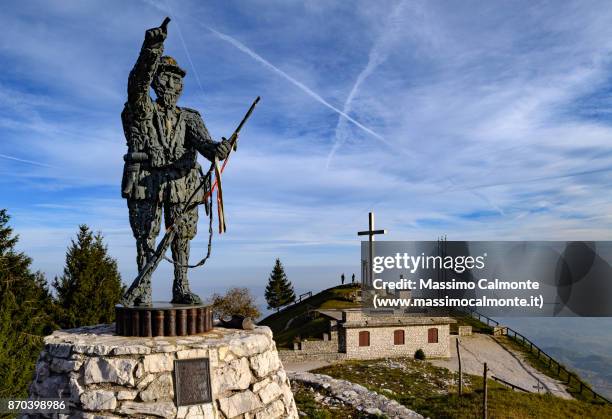 monte palon, "the path of memory" (percorso della memoria) - percorso fotografías e imágenes de stock