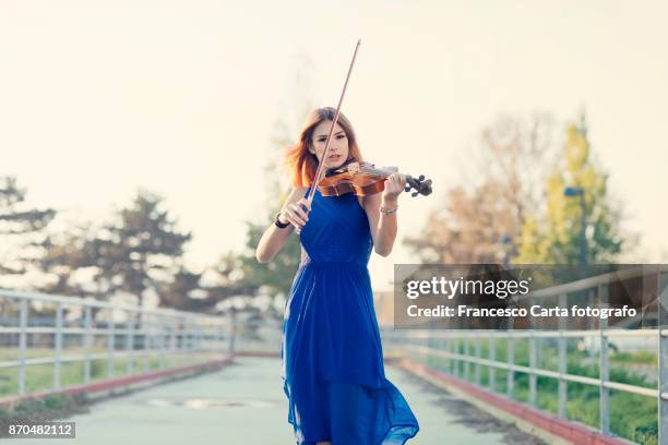 violinist - abendgarderobe stock-fotos und bilder