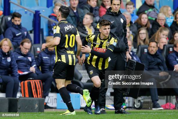 Thomas Bruns of Vitesse, Mason Mount of Vitesse during the Dutch Eredivisie match between Vitesse v PEC Zwolle at the GelreDome on November 5, 2017...