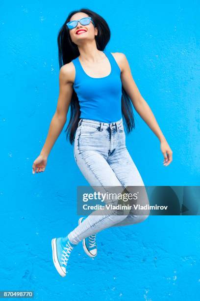 frau in blau zu springen - fashion woman jumping stock-fotos und bilder