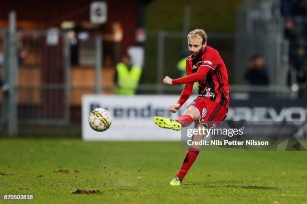 Curtis Edwards of Ostersunds FK shoots during the Allsvenskan match between Jonkopings Sodra IF and Ostersunds FK at Stadsparksvallen on November 5,...