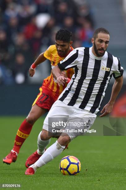 Gonzalo Higuain of Juventus is challenged by Achraf Lazaar of Benevento during the Serie A match between Juventus and Benevento Calcio on November 5,...