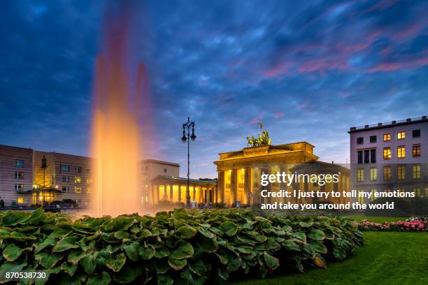 berlin, germany - september 23, 2015: famous brandenburger tor (porta di brandeburgo), germany - porta di brandenburgo stock pictures, royalty-free photos & images