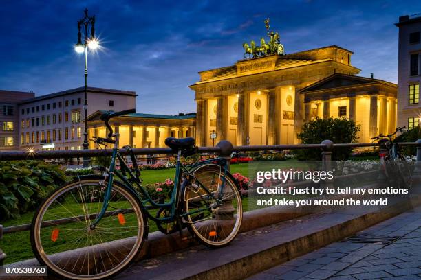 berlin, germany - september 23, 2015: famous brandenburger tor (porta di brandeburgo), germany - porta di brandenburgo stock pictures, royalty-free photos & images