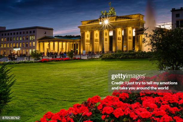 berlin, germany - september 23, 2015: famous brandenburger tor (porta di brandeburgo), germany - porta di brandenburgo stock pictures, royalty-free photos & images