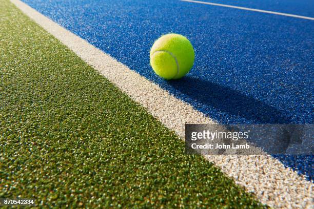 tennis court close-up - grass court 個照片及圖片檔