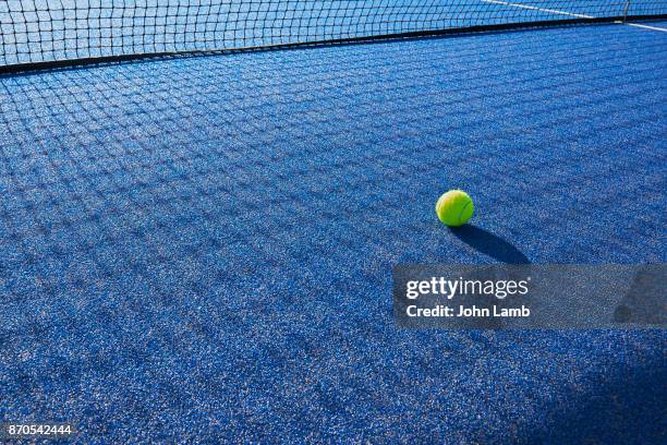 tennis  ball and net shadow - tennisturnier stock-fotos und bilder