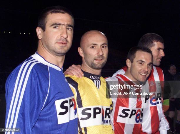 Eric Cantona, Fabien Barthez, Bruno Bellone et Zinedine Zidane posent pour les photographes, le 22 février au Stade de Coubertin à Cannes, lors de la...