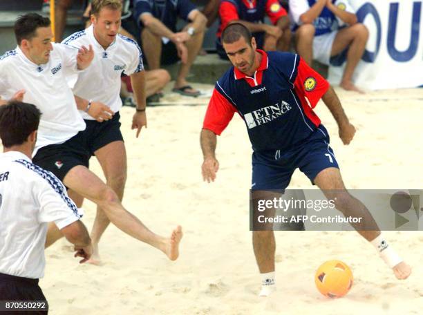 Le footballeur français Eric Cantona fait face aux défenseurs allemands, le 03 juin à Saint-Galmier, au cours de la rencontre opposant l'équipe de...