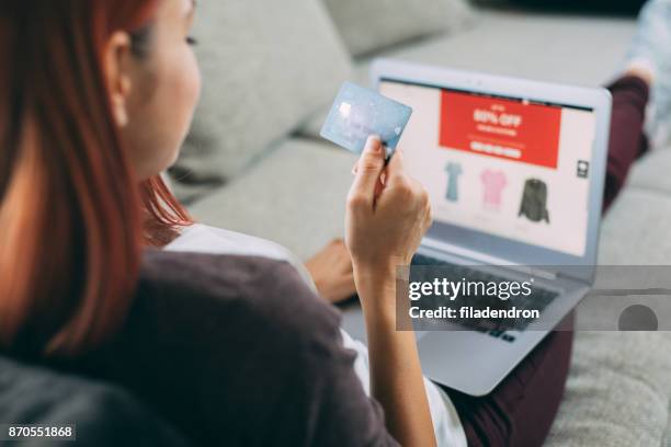 compras en línea - online shopping fotografías e imágenes de stock