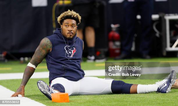 Benardrick McKinney of the Houston Texans stretches at NRG Stadium on November 5, 2017 in Houston, Texas.