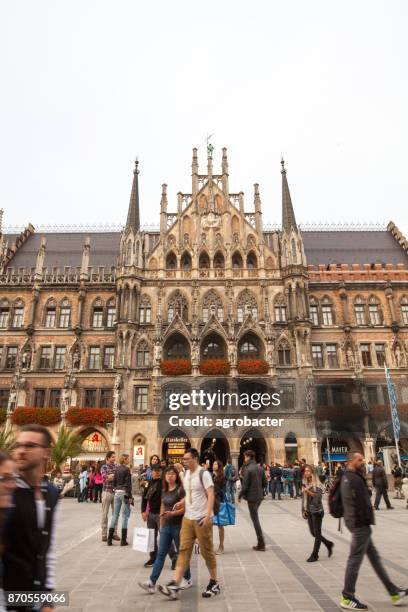 münchner marienplatz - glockenspiel stock-fotos und bilder