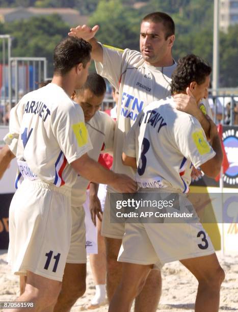 Ancien international de football français, capitaine de l'équipe de France de Pro Beach Soccer, Eric Cantona , le 07 juillet 2001 sur la plage du...