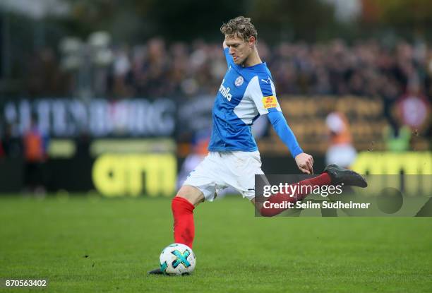 Johannes van den Bergh of Holstein Kiel is seen during the Second Bundesliga match between Holstein Kiel and SG Dynamo Dresden at Holstein-Stadion on...