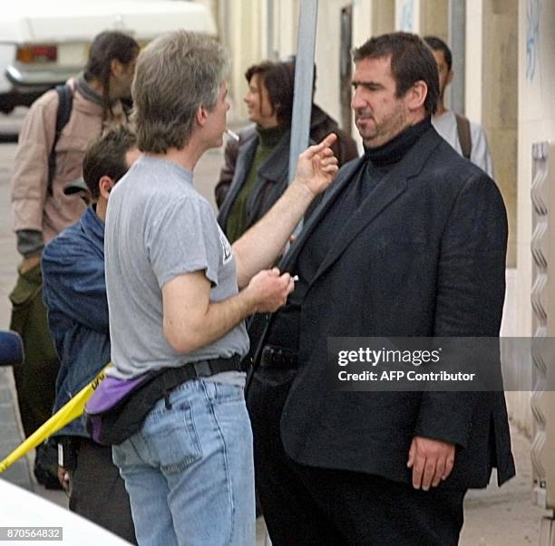 Un maquilleur met la touche finale à la transformation d'Eric Cantona , l'ex-footballeur professionnel, le 16 octobre 2002 à Marseille, qui...