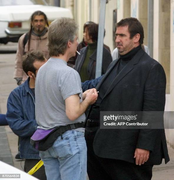 Un maquilleur met la touche finale à la transformation d'Eric Cantona, l'ex-footballeur professionnel, le 16 octobre 2002 à Marseille un film...