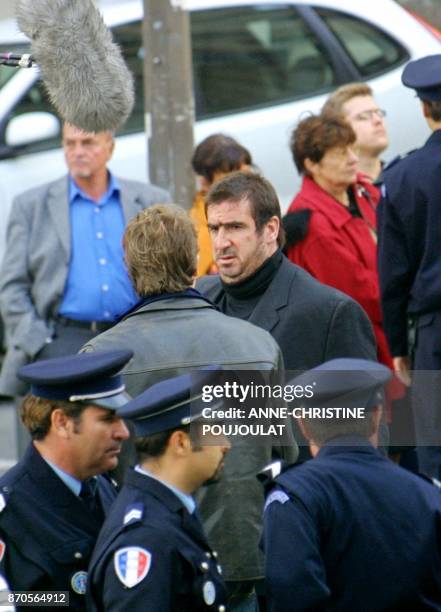 Eric Cantona , l'ex-footballeur professionnel français, interprète, le 16 octobre 2002 à Marseille, le rôle d'un commissaire de police obèse lors du...