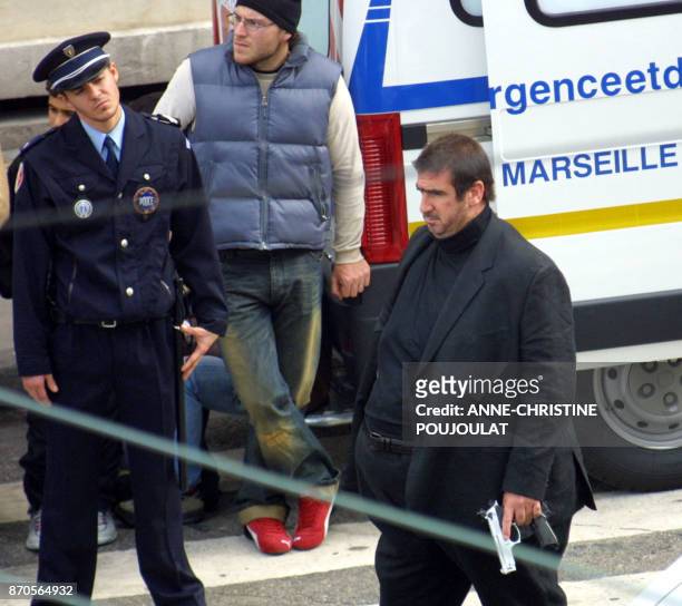 Eric Cantona , l'ex-footballeur professionnel français, interprète, le 16 octobre 2002 à Marseille, le rôle d'un commissaire de police obèse lors du...