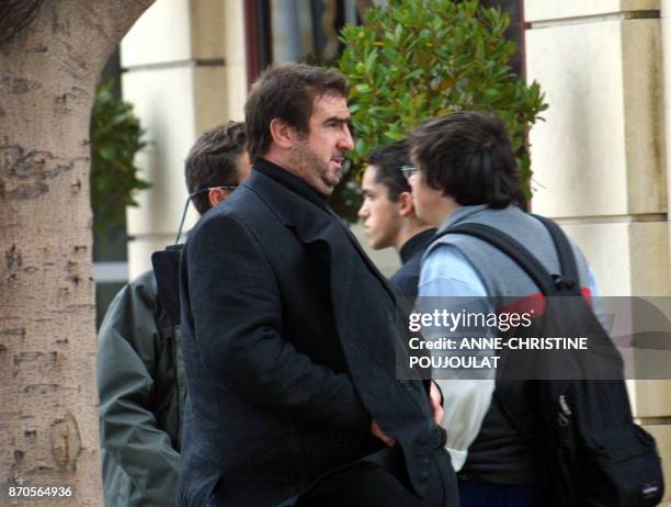 Eric Cantona , l'ex-footballeur professionnel français, interprète, le 16 octobre 2002 à Marseille, le rôle d'un commissaire de police obèse lors du...