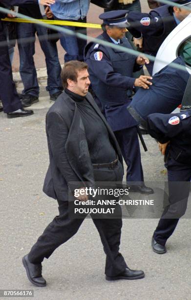 Eric Cantona , l'ex-footballeur professionnel français, interprète, le 16 octobre 2002 à Marseille, le rôle d'un commissaire de police obèse lors du...