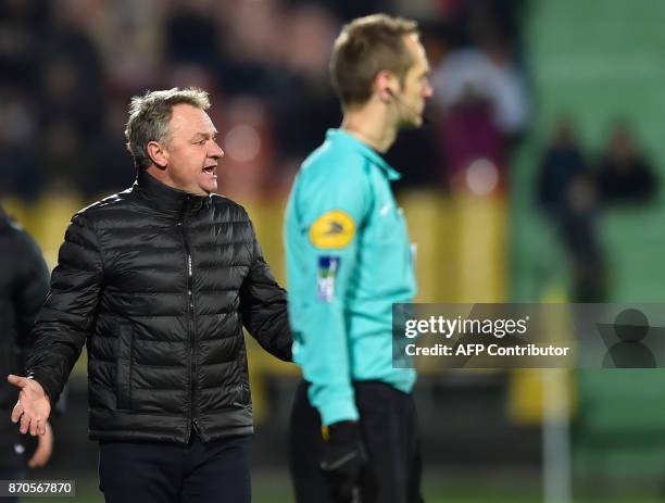 Metz' French head coach Frederic Hantz reacts during the French Ligue 1 football match between Metz and Lille on November 5, 2017 at Saint Symphorien...