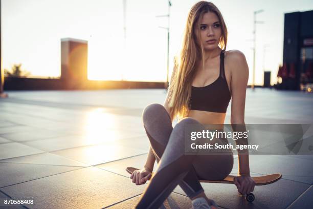 chica linda skater en polainas - leggings fotografías e imágenes de stock