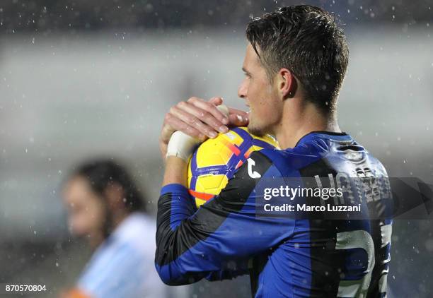 Hans Hateboer of Atalanta BC reacts to a missed chance during the Serie A match between Atalanta BC and Spal at Stadio Atleti Azzurri d'Italia on...