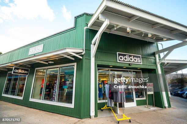 the outlets of maui shopping area in lahaina, maui, hawaii, usa - outlet store stock pictures, royalty-free photos & images