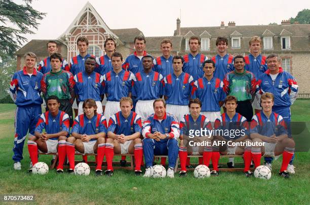 Les joueurs de l'équipe de France de football posent, le 19 août 1993 à Clairefontaine, pour la photo officielle avant le match du 22 août contre la...