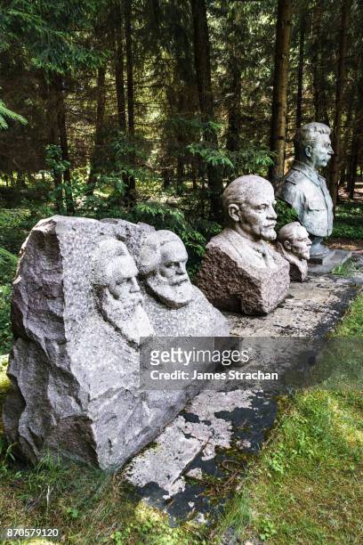 busts of engels, marx, lenin, trotsky and stalin, now banished since 1991 to rest on the ground in a park near vilnius, grutas park, lithuania (no known copyright, remnants from destruction of monuments post-fall of the soviet union) - monument of lenin foto e immagini stock
