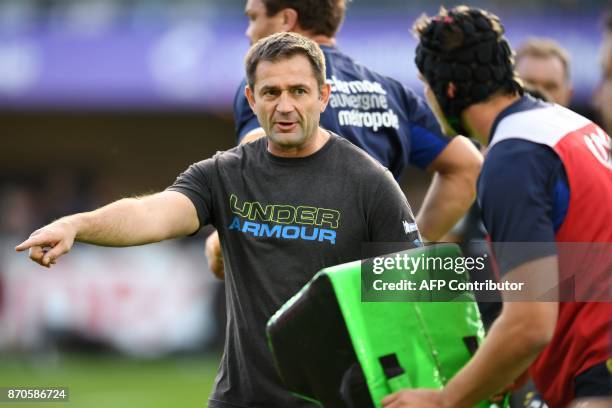 Clermont's French coach Franck Azema speaks with his players during a training session before the French Top 14 rugby union match between Montpellier...