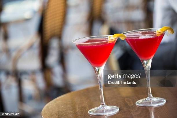 primo primo di due martini cosmopolitan su un patio bar sul marciapiede di parigi. - cosmopolitan cocktail foto e immagini stock
