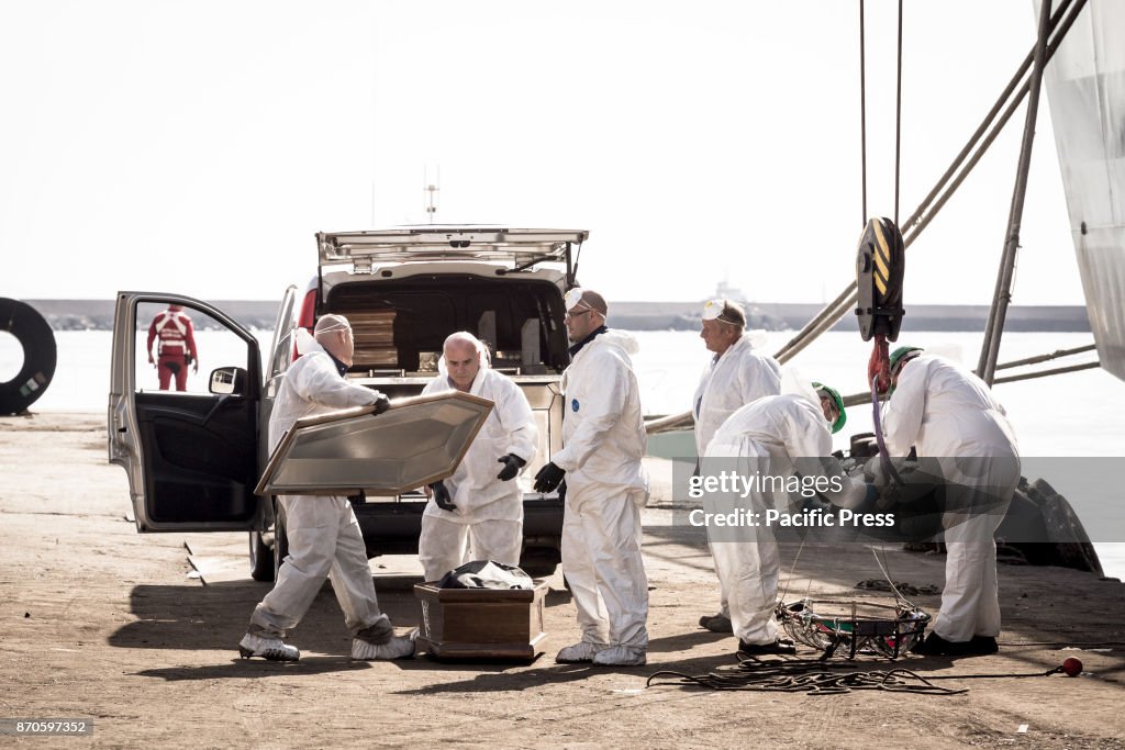 375 refugees landed in Salerno, aboard the Spanish ship "...