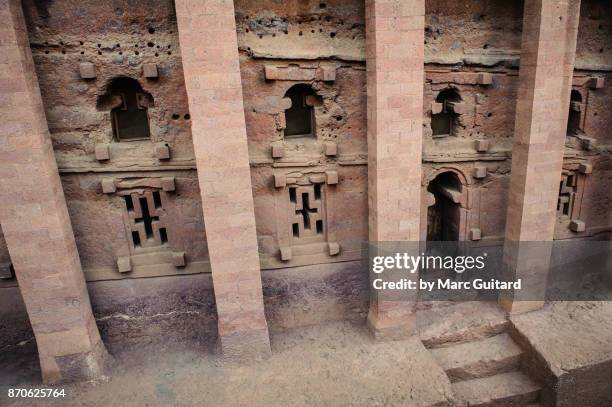 door and columns of bet medhane alem, lalibela, ethiopia - lalibela stock-fotos und bilder