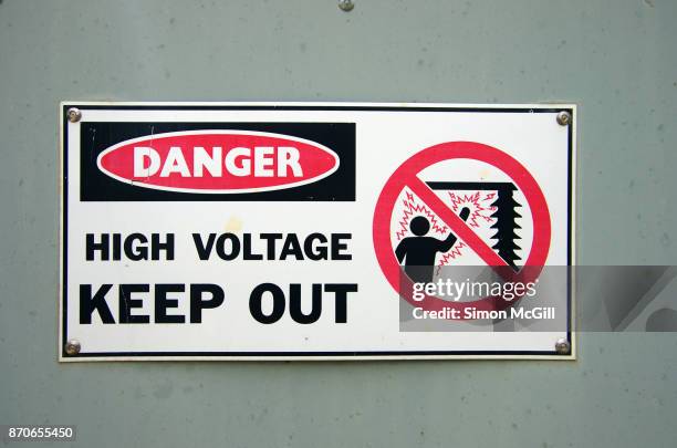 danger - high voltage - keep out sign on a power transformer - keep out sign foto e immagini stock