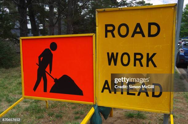 signs indicating roadwork ahead - señal-de-obras-en-la-vía fotografías e imágenes de stock