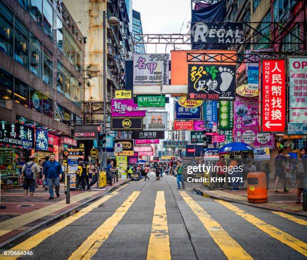 densely populated city - mong kok fotografías e imágenes de stock