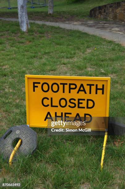 footpath closed ahead sign beside a concrete footpath - segnale di direzione obbligatoria foto e immagini stock