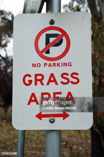 no parking - grass area sign - keep off the grass sign stock pictures, royalty-free photos & images