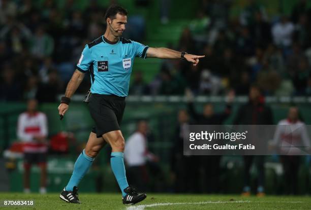 Referee Carlos Xistra in action during the Primeira Liga match between Sporting CP and SC Braga at Estadio Jose Alvalade on November 5, 2017 in...