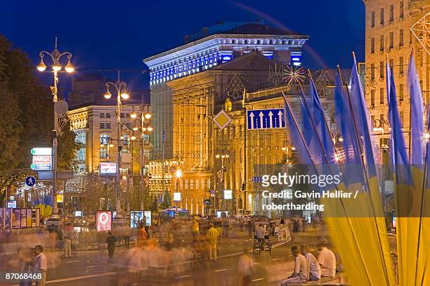 independence day, maidan nezalezhnosti (independence square), kiev, ukraine, europe - kiev photos et images de collection