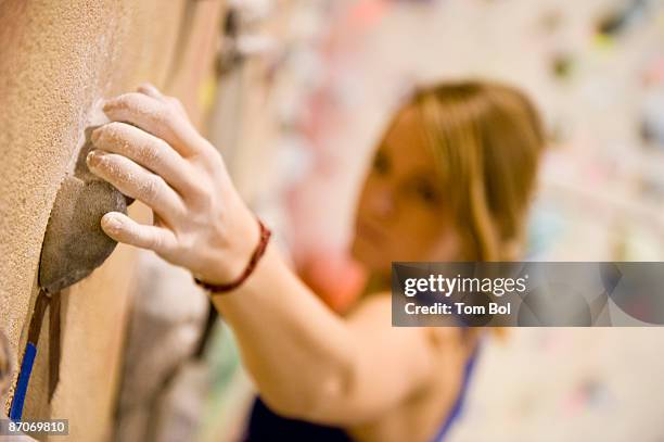 a woman rock climbing indoors at estes park, colorado. - giz equipamento esportivo - fotografias e filmes do acervo