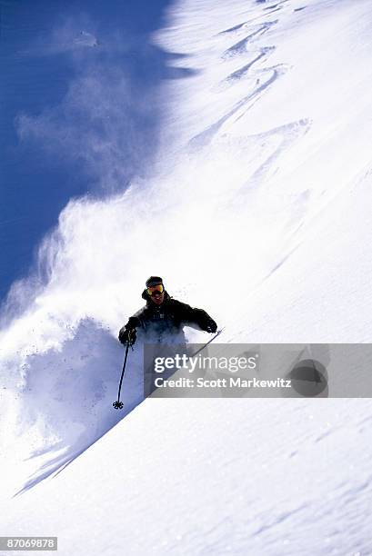 man skiing in colorado. - slalom stockfoto's en -beelden