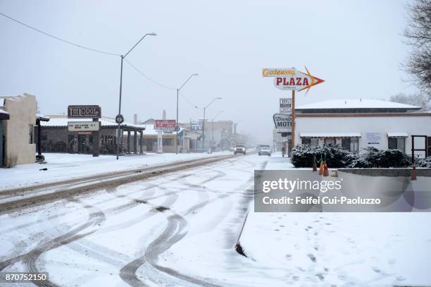 city street of williams, arizona, usa - arizona christmas fotografías e imágenes de stock