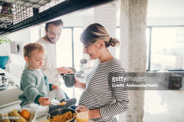 crowdy in onze keuken - family breakfast stockfoto's en -beelden