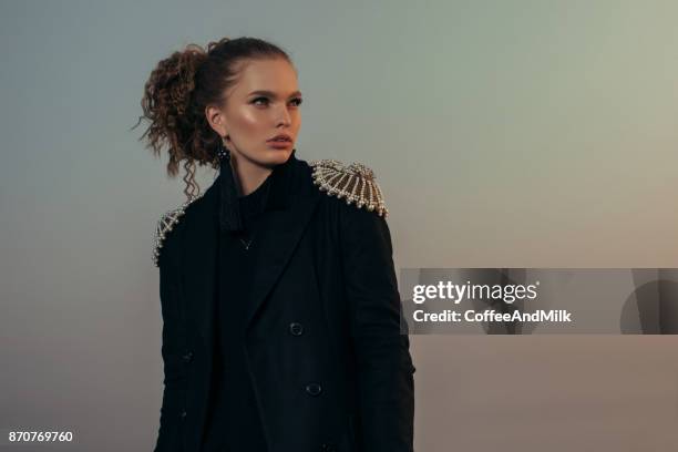 hermosa mujer posando al aire libre - alta costura fotografías e imágenes de stock