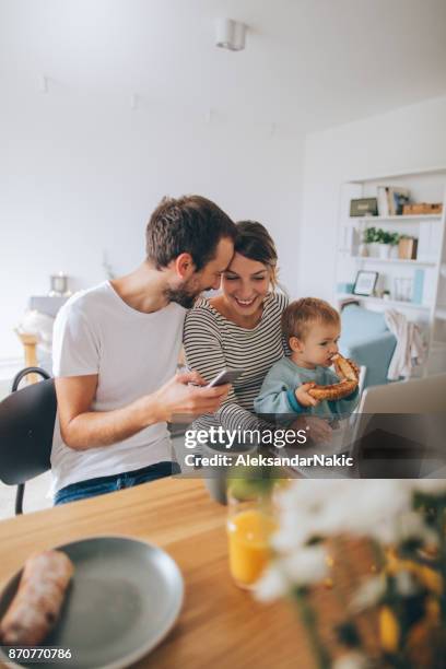 ocupado por la mañana junta - biparental fotografías e imágenes de stock